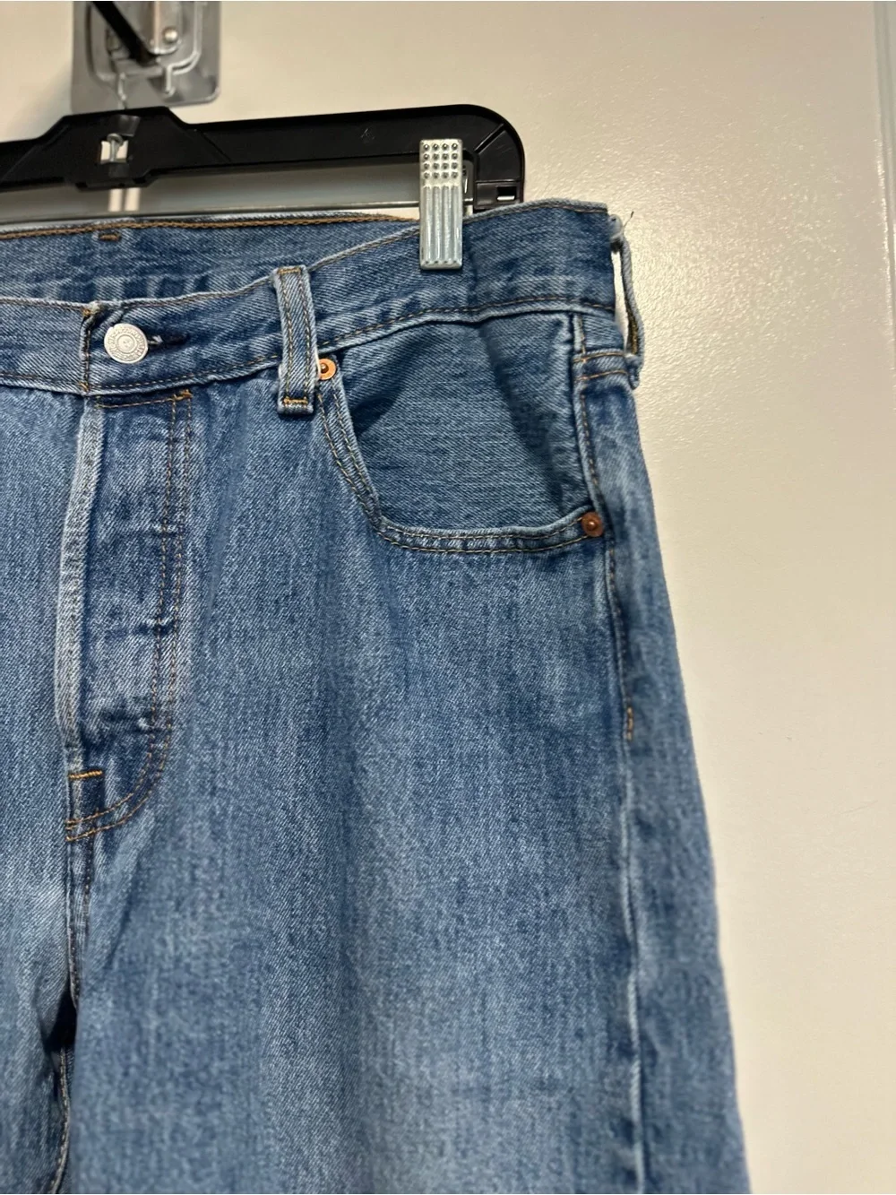 VTG style Levi's 501 Sz: 34x32 button fly straight leg medium wash blue jeans.